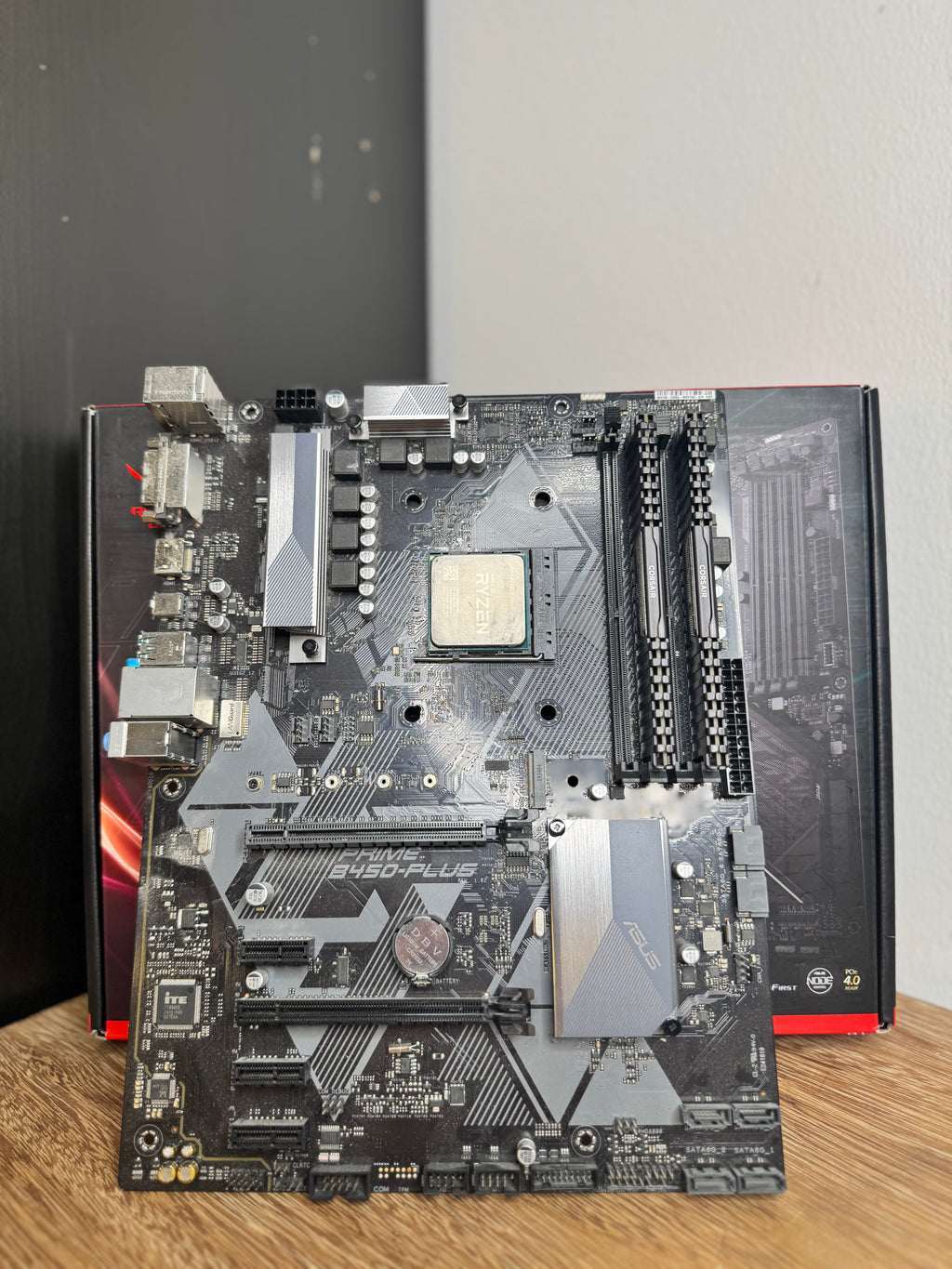 Täydellinen päivityspaketti – Ryzen 5 2600 / B450 Plus / 16GB RAM + I/O Shield & takalevy