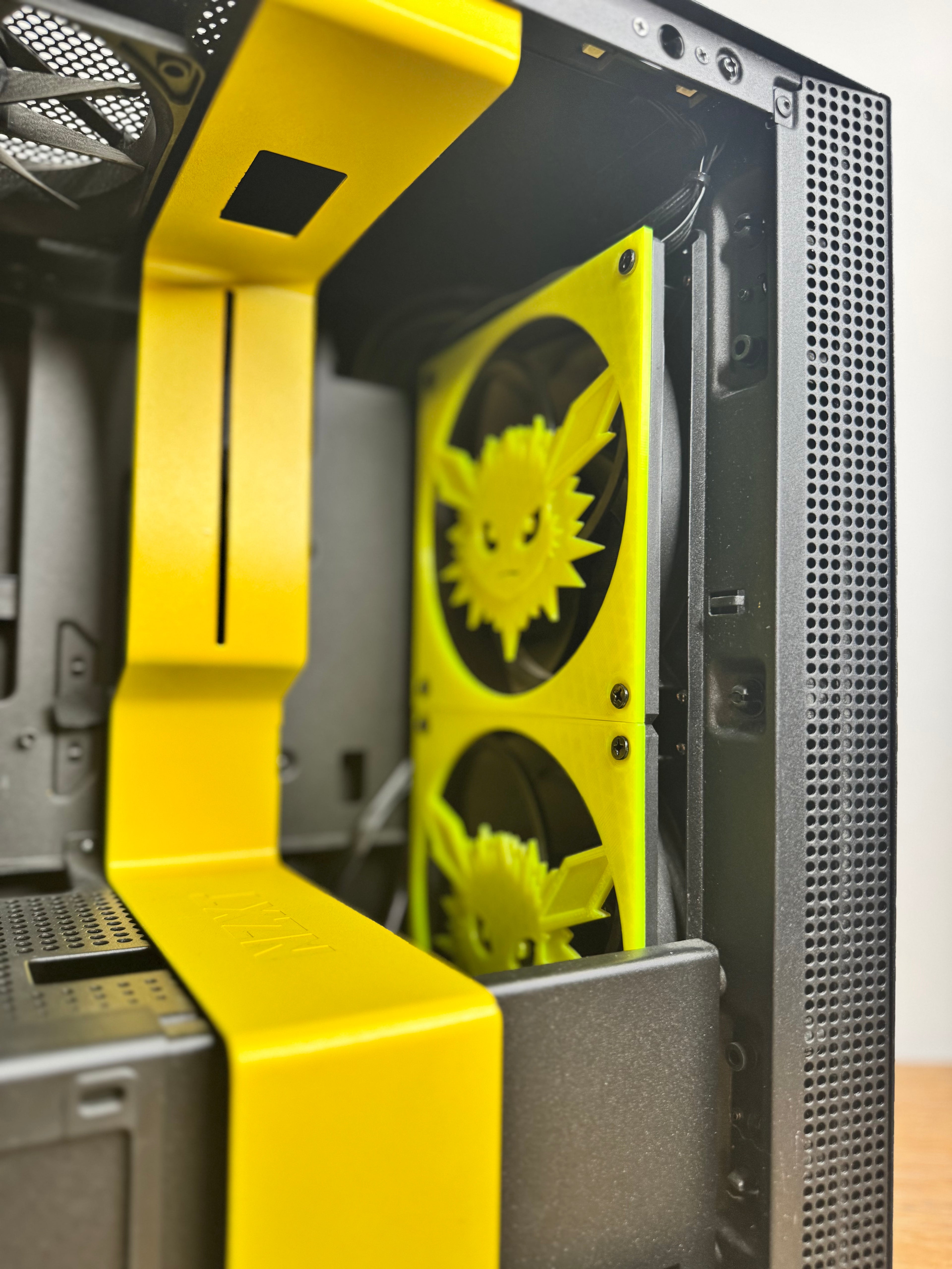 Custom NZXT H210i – Kelta-Musta Pikachu Edition 🔥 | 4 tuuletinta + lasikylki | Uniikki kotelo!