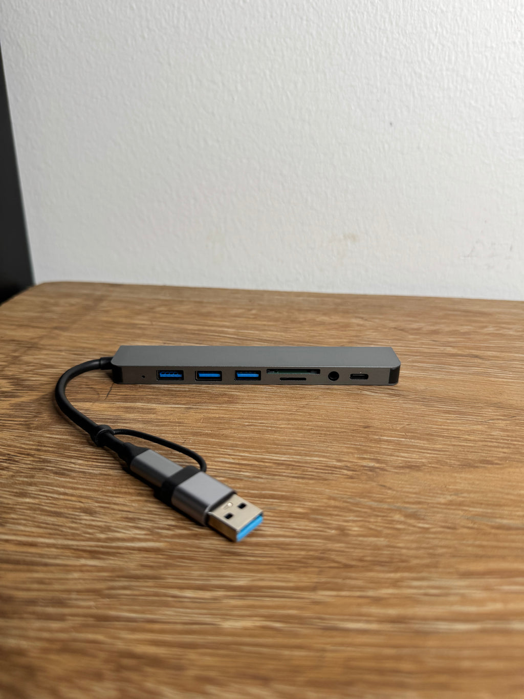 8-in-1 USB 3.0 & USB-C Hub – Monitoiminen liitäntäasema