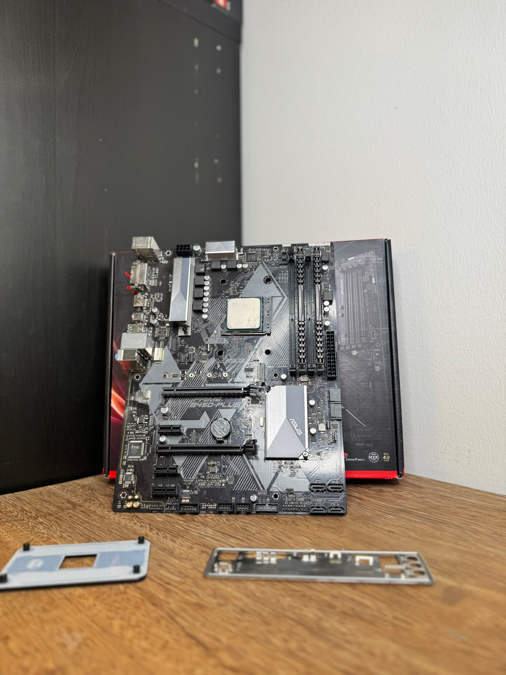 Täydellinen päivityspaketti – Ryzen 5 2600 / B450 Plus / 16GB RAM + I/O Shield & takalevy