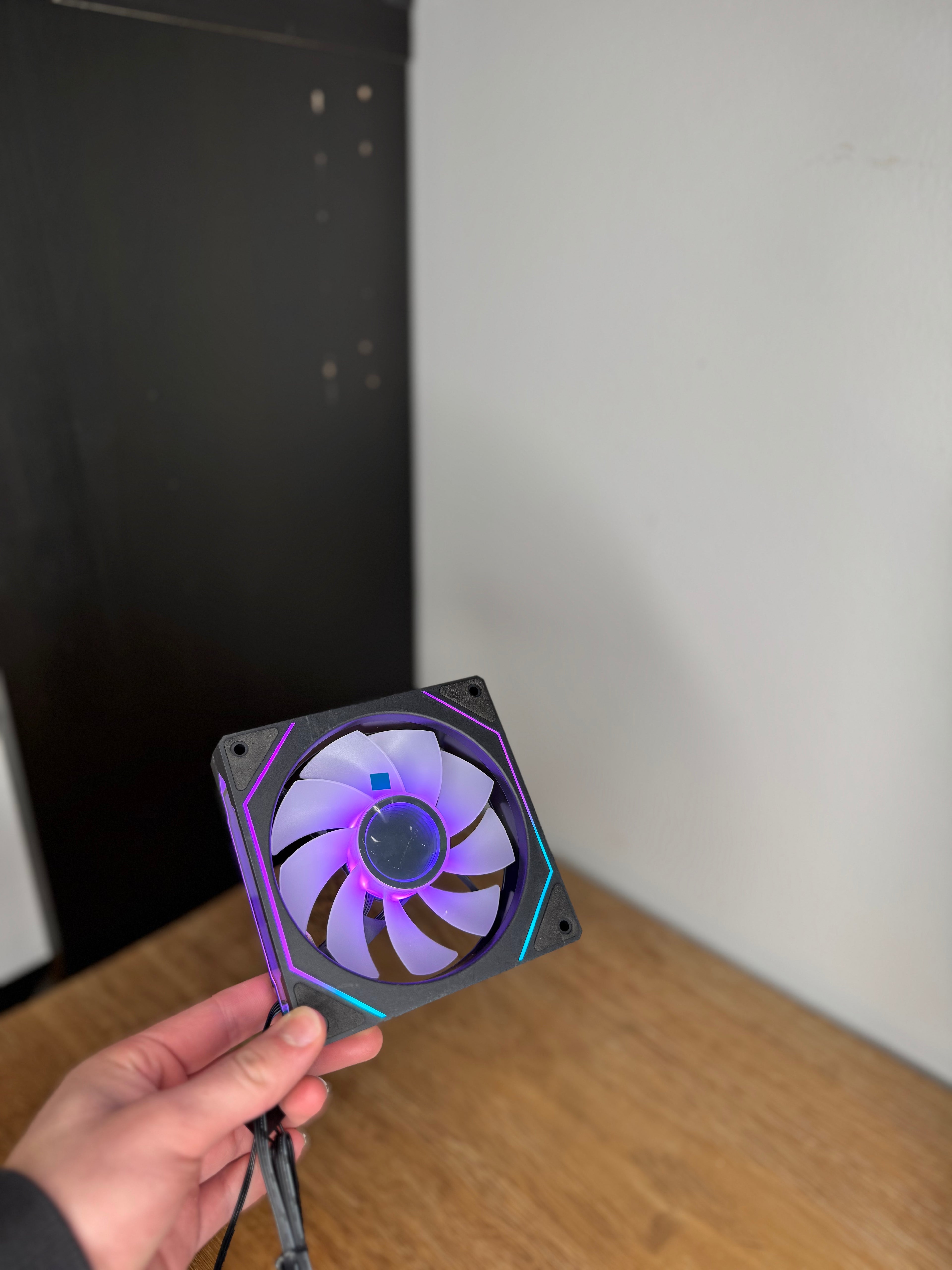 ⸻

120mm RGB Reverse Blade -tuuletin