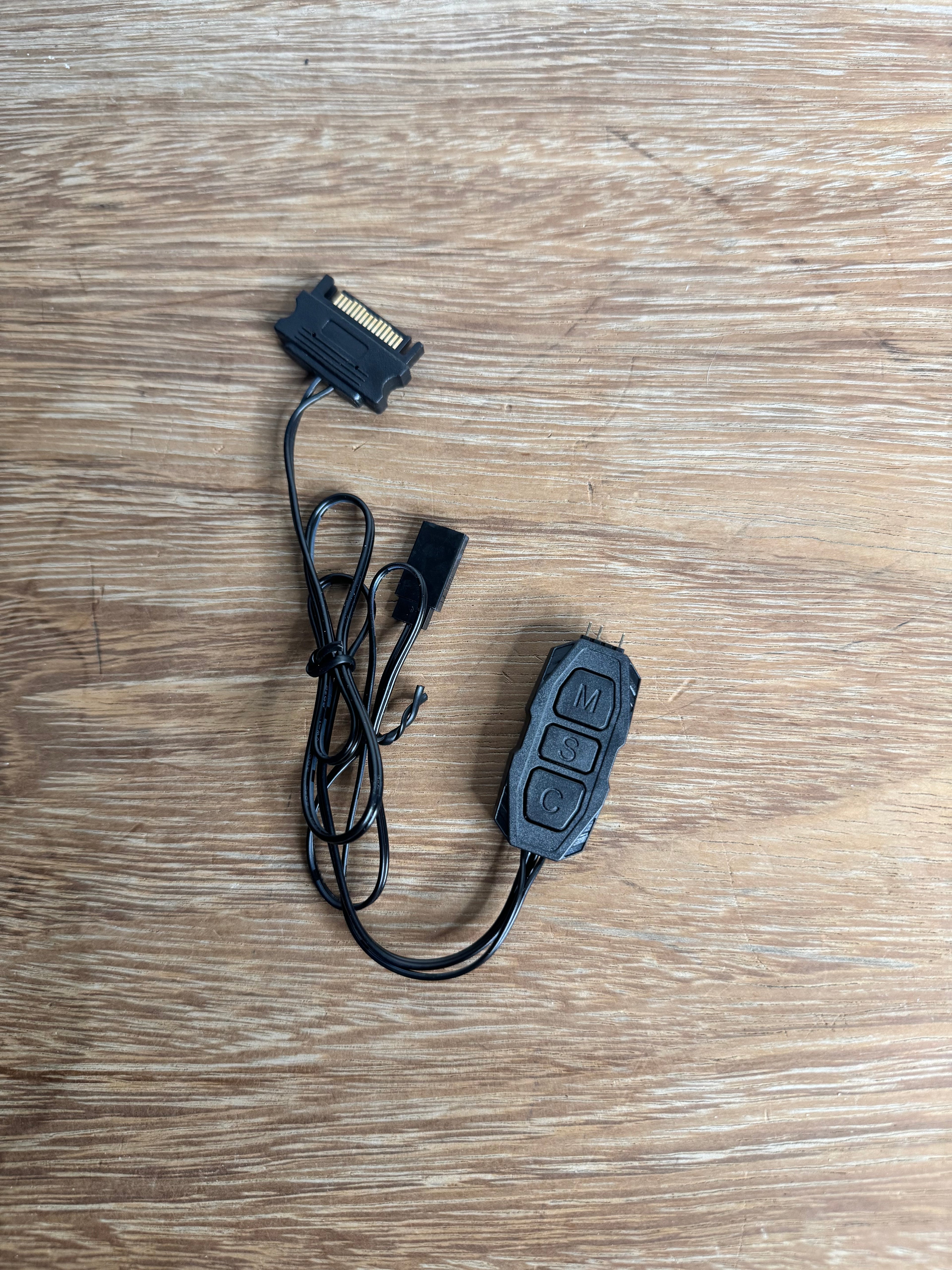 3-Pin RGB Controller – SATA-virtaliitännällä