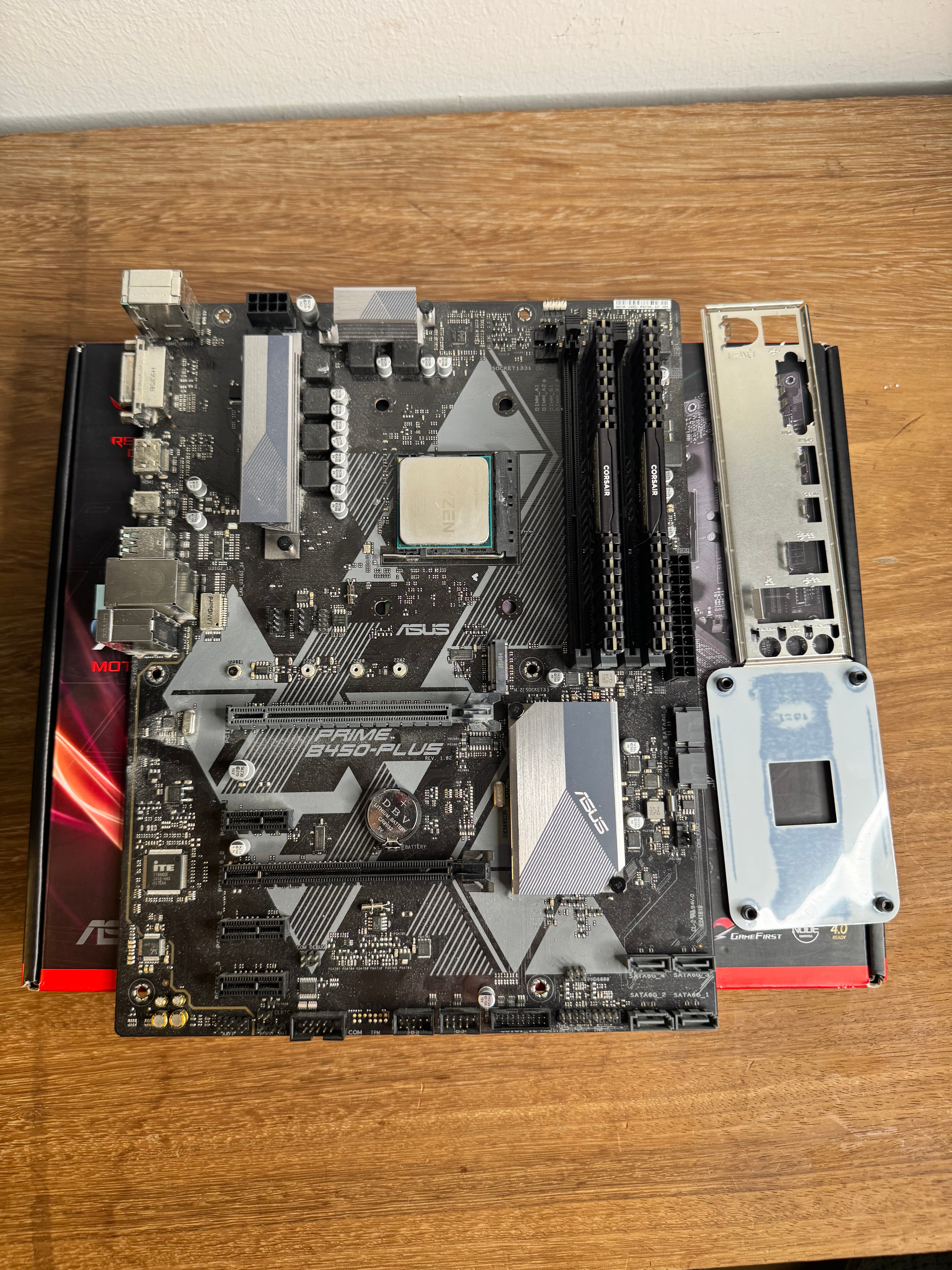 Täydellinen päivityspaketti – Ryzen 5 2600 / B450 Plus / 16GB RAM + I/O Shield & takalevy