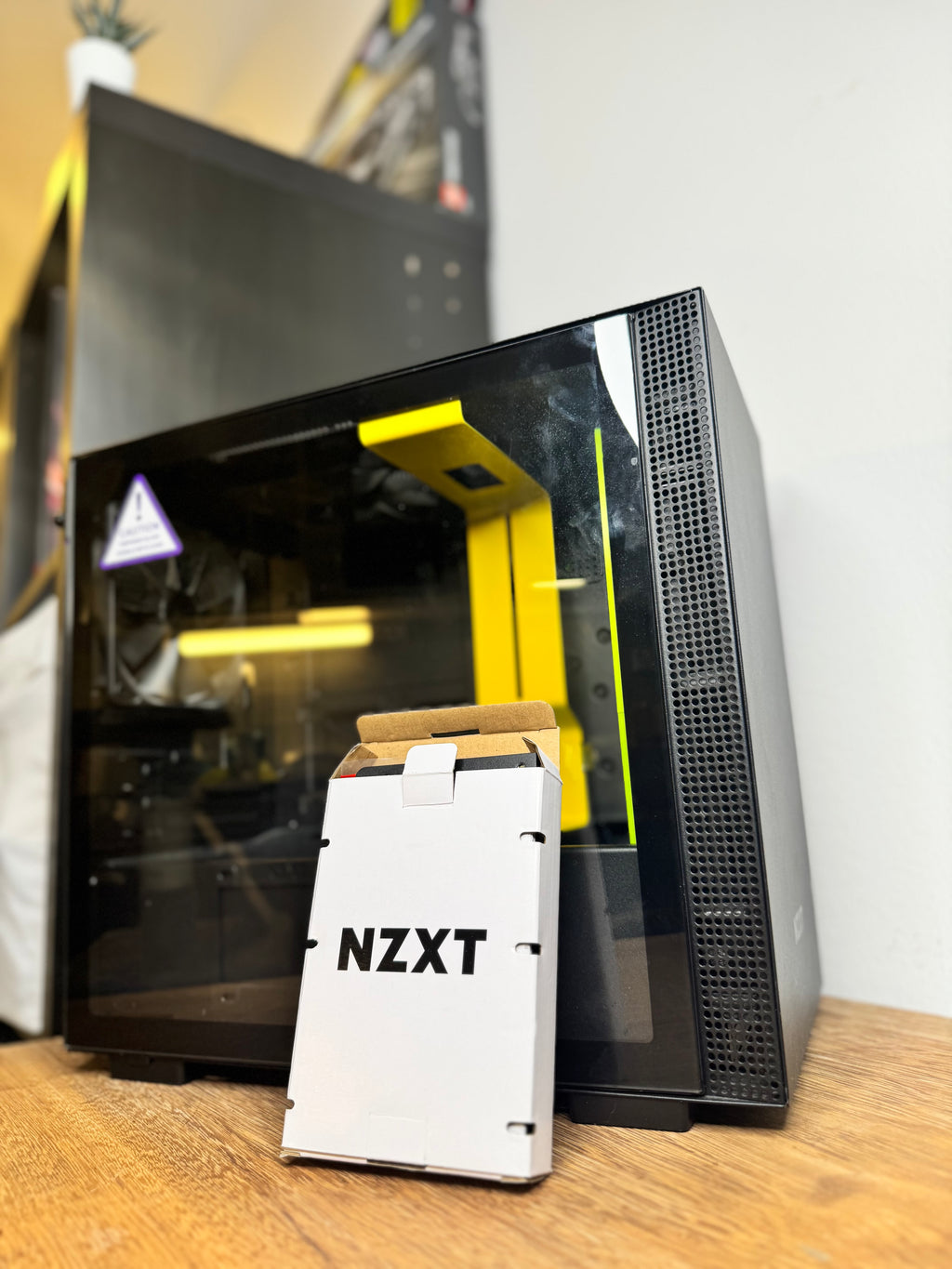 Custom NZXT H210i – Kelta-Musta Pikachu Edition 🔥 | 4 tuuletinta + lasikylki | Uniikki kotelo!