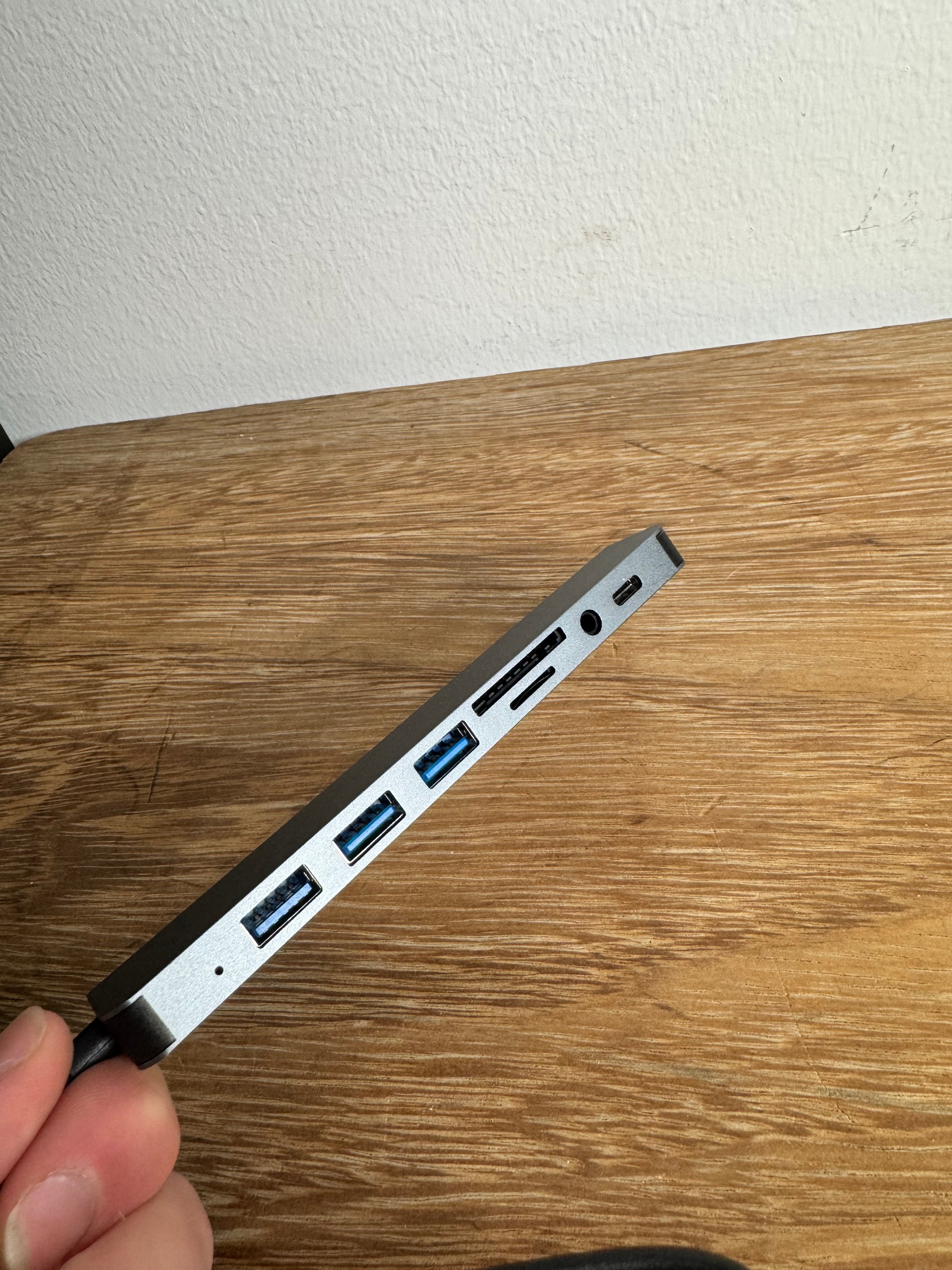 8-in-1 USB 3.0 & USB-C Hub – Monitoiminen liitäntäasema